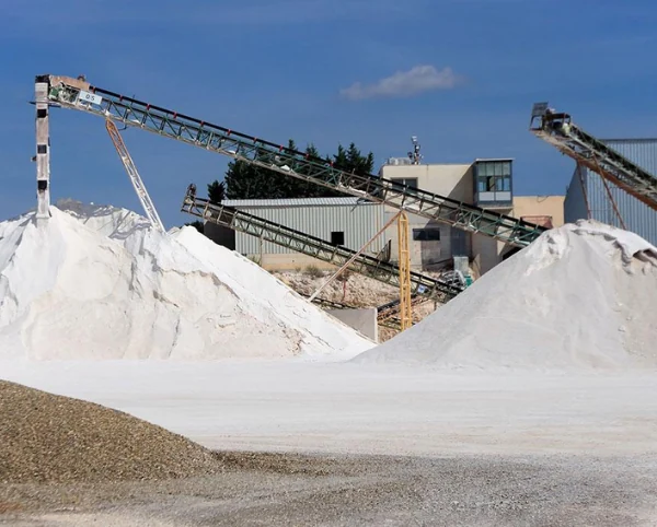 Estrutura industrial e estoque de material mineral em Arcos