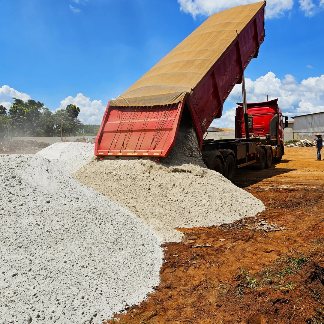 Gesso agrícola a granel em operação de descarga